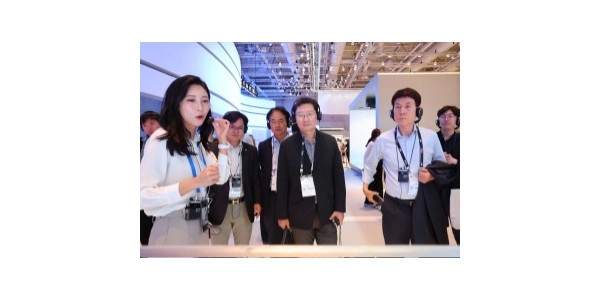 3-1. 이상일 용인특례시장(가운데)이 IFA 삼성전자관에서 혁신제품을 살펴보며 설명을 듣고 있다.jpg