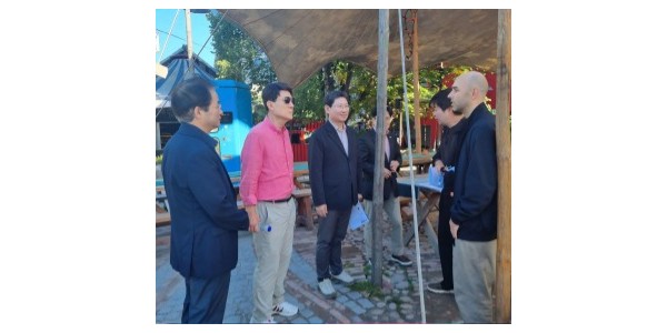 4-1. 이상일 용인특례시장과 대도시시장단협의회 소속 시장들이 7일 독일 베를린의 도시재생 성공모델로 꼽히는 슈프레 강변의 홀츠막트 25 현장을 찾아 이곳 도시재생 전문가의 설명을 듣고 있다.jpg