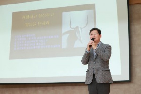 6-1. 9일 용인삼계고에서 이상일 시장이 특강을 하고 있다.jpg