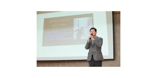 6-1. 9일 용인삼계고에서 이상일 시장이 특강을 하고 있다.jpg