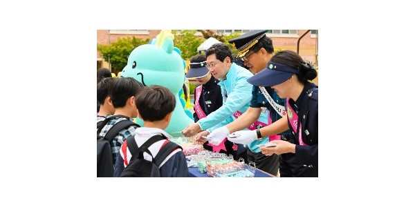 9-1. 이상일 용인특례시장이 9일 처인구 남사읍에 있는 남곡초등학교에서 교통안전 캠페인에 참여했다..jpg