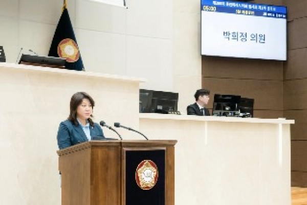 (사진1) 용인특례시의회 박희정 의원이 10일 열린 제295회 임시회 제2차 본회의에서 5분 자유발언을 하고 있다..jpeg