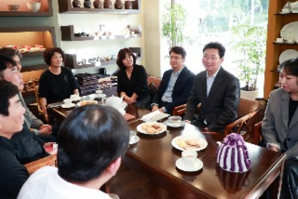 8-1. 10일 이상일 시장은 수지구 상인회 관계자 등과 ‘찾아가는 차담회’를 가졌다.jpg