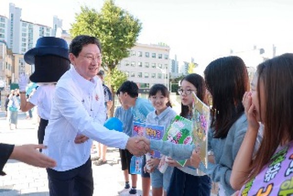 9-1. 이상일 용인특례시장이 11일 구성초등학교에서 학교폭력 예방 캠페인에 동참했다..JPG