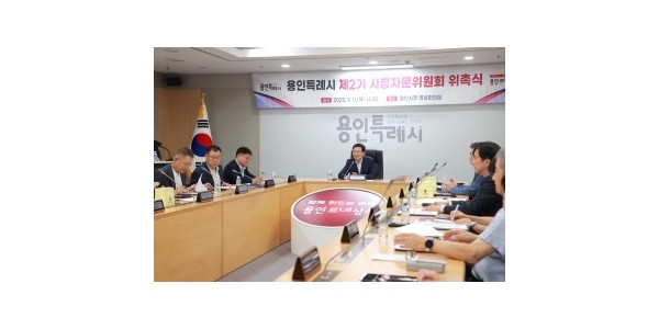 6-2. 용인특례시 제2기 시정자문위원회 위촉식에서 이상일 시장이 인사말을 하고 있다..jpg