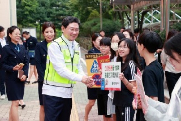 1-1. 이상일 용인특례시장은 12일 수지구 현암초등학교에서 교통지도 봉사에 참여했다.jpg