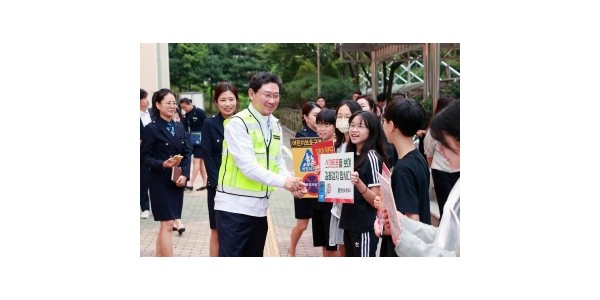 1-1. 이상일 용인특례시장은 12일 수지구 현암초등학교에서 교통지도 봉사에 참여했다.jpg