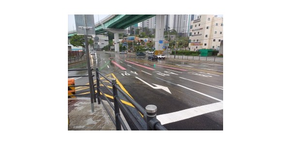 1-1. 용인특례시는 상습 정체구간 교통체계 개선을 위해 경희대삼거리에 좌회전 차로 추가 공사를 완료했다.jpg