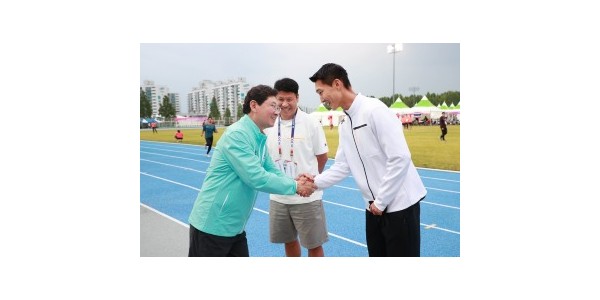 4. 이상일 시장이 지난 5월 29일 구미에서 열린 아시아육상경기선수권대회를 찾아 우상혁 선수를 격려하는 모습.jpg