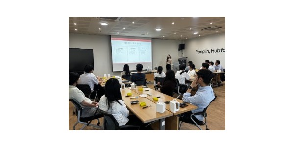 (사진) 진흥원 임직원들이 