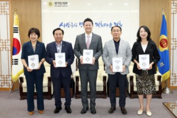 250918 의정정책추진단, 276건 지역현안 개선책 담은 정책제안 자료집 발간 (1).jpg