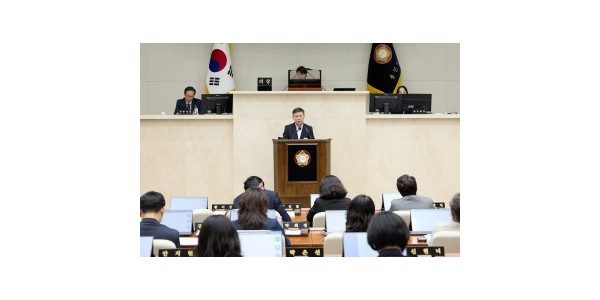 (사진2) 용인특례시 황재욱 의원이 19일 열린 제295회 임시회 제3차 본회의에서 5분 자유발언을 하고 있다..jpg