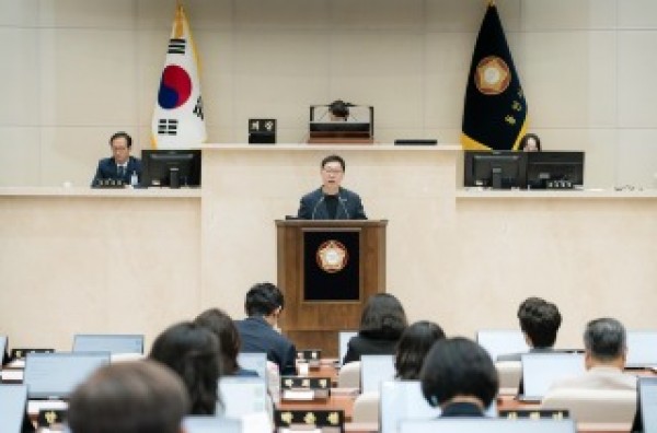 (사진3) 용인특례시 강영웅 의원이 19일 열린 제295회 임시회 제3차 본회의에서 5분 자유발언을 하고 있다..jpg