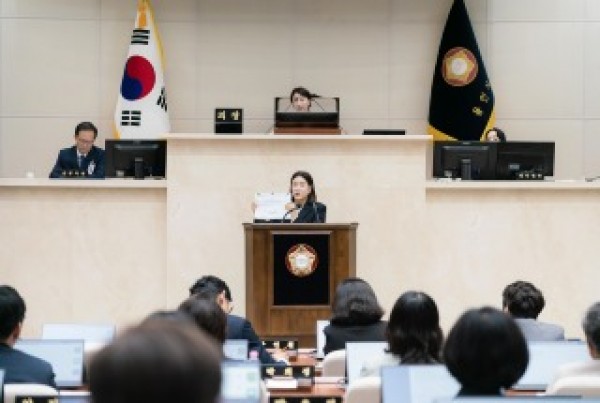 (사진2) 용인특례의회 김희영 의원이 19일 열린 제295회 임시회 제3차 본회의에서 시정질문을 하고 있다..jpg