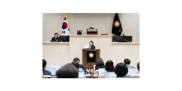 (사진2) 용인특례의회 김희영 의원이 19일 열린 제295회 임시회 제3차 본회의에서 시정질문을 하고 있다..jpg