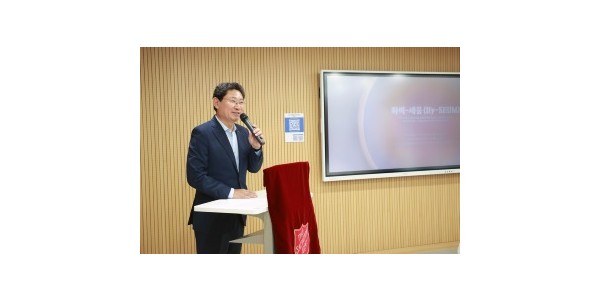 2-1. 이상일 용인특례시장은 19일 원삼면 이음센터에 새롭게 조성된 문화공간 플랫폼 ‘Hy-SEUM’ 개소식에 참석해 인사말 했다.jpg