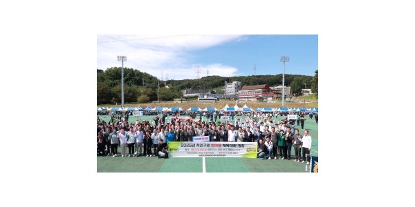 6-3. 21일 용인미르스타디움 보조경기장에서 이상일 시장이 처인구민 한마음체육대회 참가자들과 기념사진을 촬영하고 있다.jpg