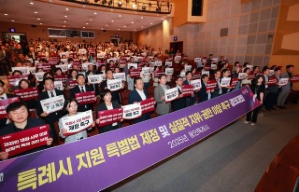8. 22일 수지구 평생학습관 큰어울마당에서 열린 ‘특례시 지원에 관한 특별법 제정 촉구 시민결의대회’.jpg