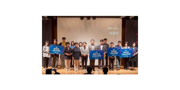 9-1. 22일 용인문화재단 이벤트홀에서 이상일 시장과 영화제 참석자들이 기념 사진을 촬영하고 있다.jpg