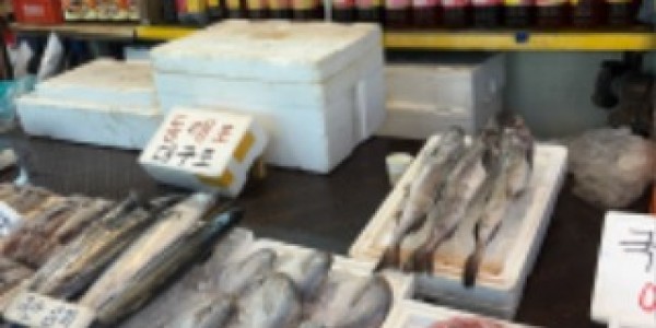 1-1. 용인특례시가 추석을 앞두고 전통시장과 대형마트의 제수용품에 대해 방사능 검사를 진행한 결과 전 품목에서 정상 판정이 나왔다..jpg