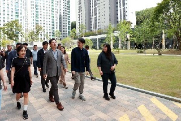 7-1. 이상일 용인특례시장은 23일 힐스테이트 몬테로이 단지를 찾아 주민들과 소통버스킹을 진행했다.jpg