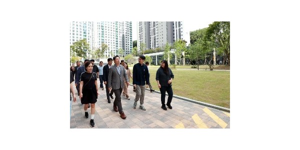 7-1. 이상일 용인특례시장은 23일 힐스테이트 몬테로이 단지를 찾아 주민들과 소통버스킹을 진행했다.jpg