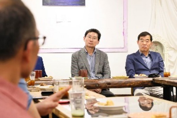 8-1. 이상일 용인특례시장이 23일 처인구 지역내 상인들을 만나 지역상권 활성화 방안을 논의했다..jpg