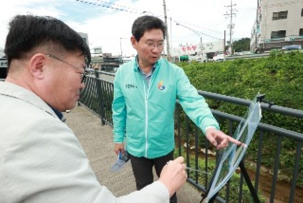 9-1. 이상일 용인특례시장은 23일 모산소하천 산책로 조성사업 현장을 방문해 추진 상황을 점검했다..jpg