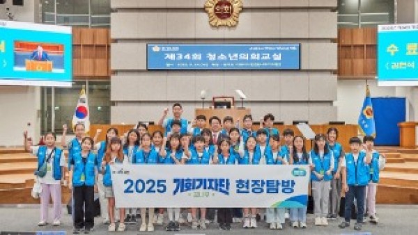 250925 김현석 의원, ‘제34회 청소년 의회교실’에서 꿈나무 기자단과 소통.jpg