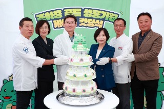 8. 2025 용인특례시 조아용 푸드 홍보행사에서 이상일 시장이 쌀 케이크 컷팅식에 참여했다..jpg