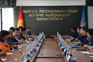 250929 안전행정위원회, 키르기즈공화국 불용소방차 양여식 참석 (1).jpg