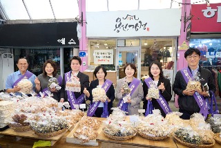 [사진1]용인특례시의회 의원들이 용인중앙시장을 방문해 장보기를 실시했다..jpg