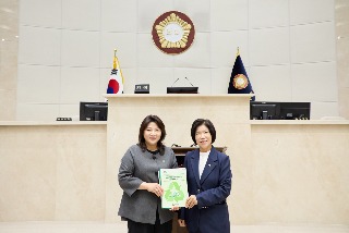 [사진3] 박희정 의원이 영등포구의회 의원연구단체에 연구결과보고서를 전달했다..jpg