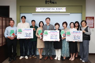 11. 9월 30일 (사)용인시친환경농업인연합회와 (사)경기도여성단체협의회 용인시지회 (사)용인아이봉사단이 추석 명절을 앞두고 어려운 이웃을 위한 성품을 용인특례시에 기탁했다..jpg