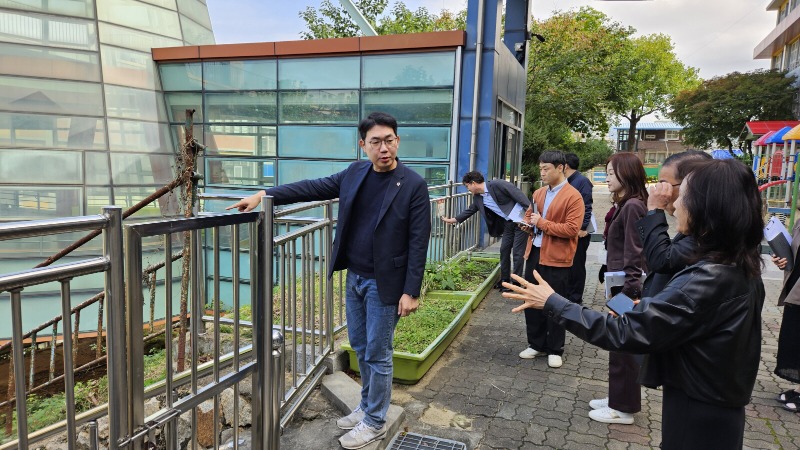 251020 문승호 의원, 성남 수정초등학교 현장점검 나서.jpg