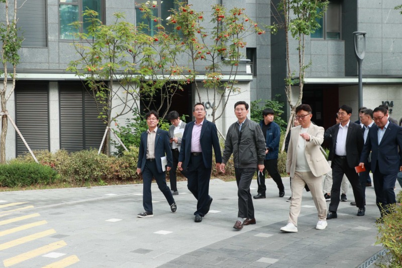 4-1. 이상일 시장이 20일 용인드마크데시앙에서 공동주택 민생현장 소통버스킹을 열고 소통의 시간을 가졌다..jpg