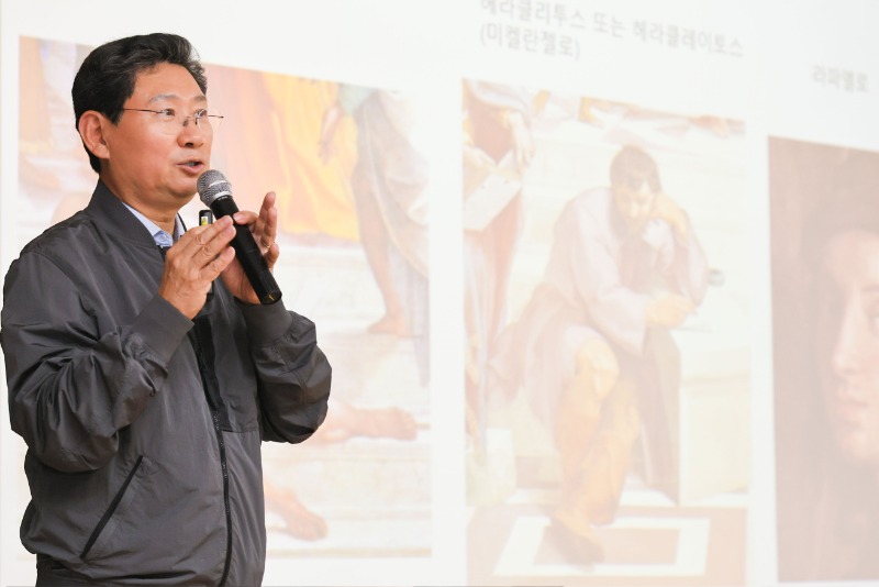 5-1. 이상일 용인특례시장은 20일 포곡 생활안전협의회 회원을 대상으로 미술 특강을 진행했다.jpg