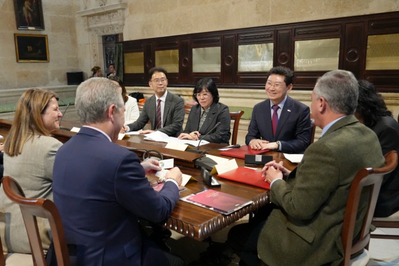 6-1. 이상일 용인특례시장이 지난해 2월 22일 스페인 세비야 시청을 방문해 호세 루이스 산즈 시장과 우호교류의향서를 교환한 뒤 시 관계자들과 교류 협력 방안을 논의하는 모습.JPG