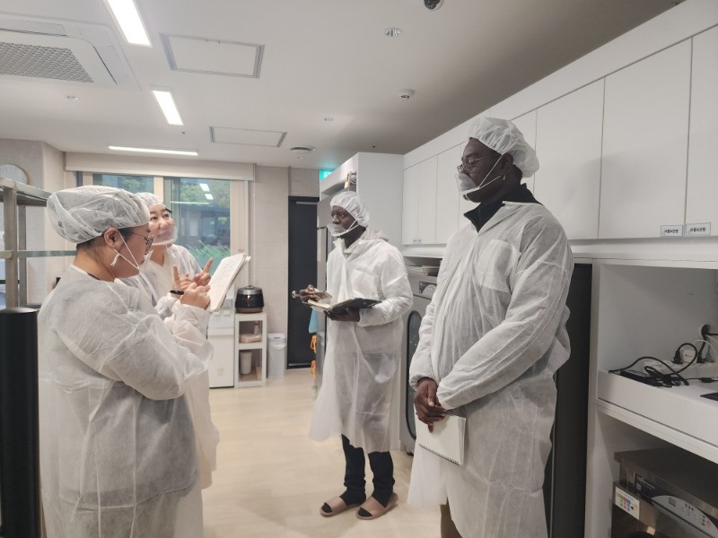 5-1. 용인특례시는 21일 세네갈 보건부 공무원들이 선진 급식체계와 시설을 견학하기 위해 용인시 어린이사회복지급식관리지원센터를 방문했다고 밝혔다.jpg