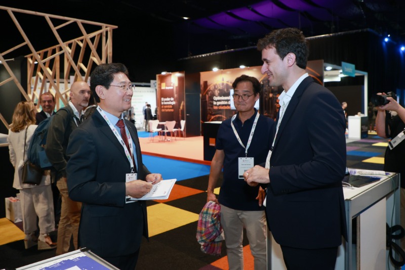 9-1. 22일(현지 시간) 세비야 피베스에서 이상일 시장이 로제 로요 주한스페인상공회의소 회장과 대화하고 있다..jpg