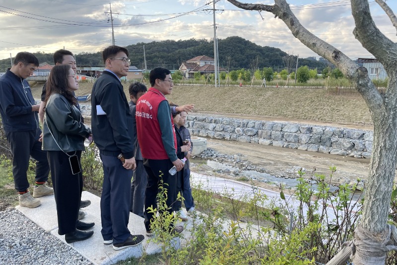 251023 박명수 의원, 안성 생태하천복원사업 정담회 및 현장 방문 (1).jpg