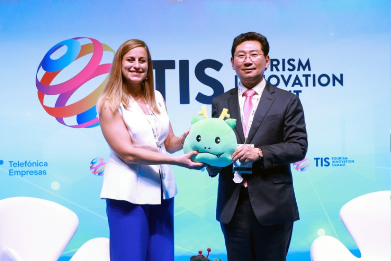 12-1. 스페인 세비야 피베스(FIBES)에서 열린 TIS 2025에 참석한 이상일 시장이 세션 종료 후 진행자에게 조아용 인형을 전달하고 있다.jpg