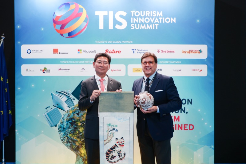 13-1. 스페인 세비야 피베스(FEBIS)에서 이상일 시장(왼쪽)과 안토니오 카스타뇨 세비야시 관광청장이 기념품 전달 후 기념 사진을 촬영하고 있다.jpg