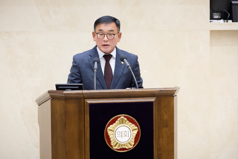 사진1. 용인특례시의회 윤원균 의원이 24일 열린 제296회 임시회 제2차 본회의에서 5분 자유발언을 하고 있다..jpg