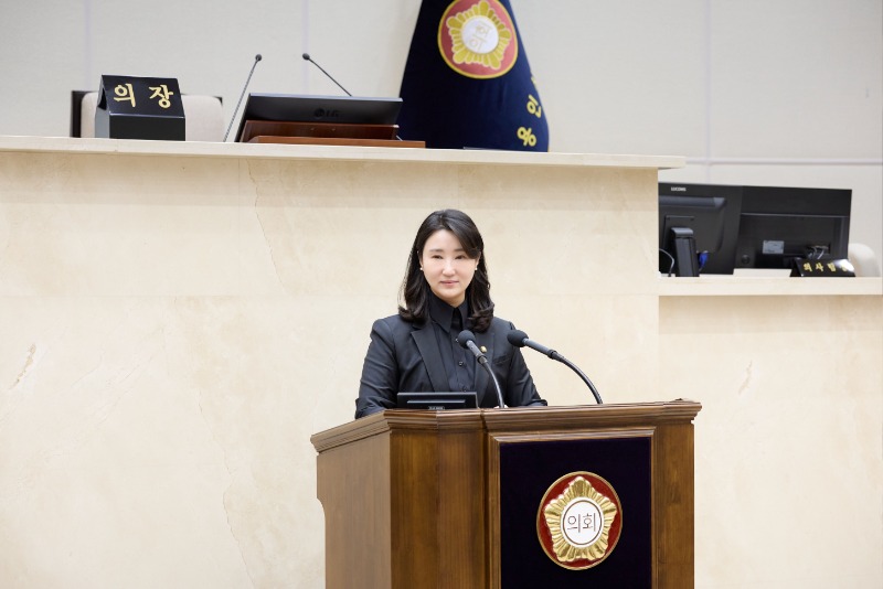 사진1. 용인특례시의회 박은선 의원이 24일 열린 제296회 임시회 제2차 본회의에서 5분 자유발언을 하고 있다..jpg