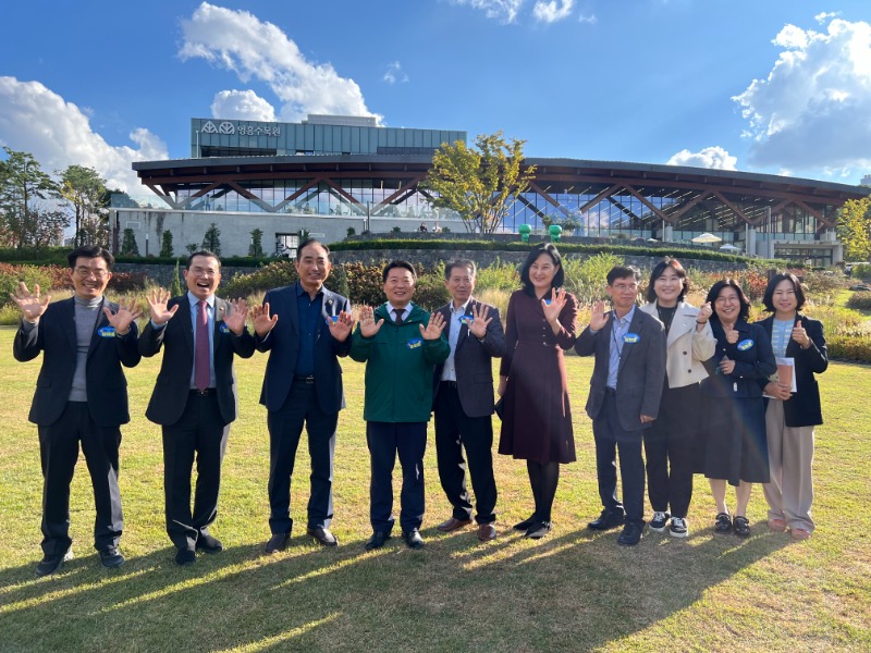 251024 이오수 의원, 제12회 장미·국화 생생전시회 참석(1) (1).jpg