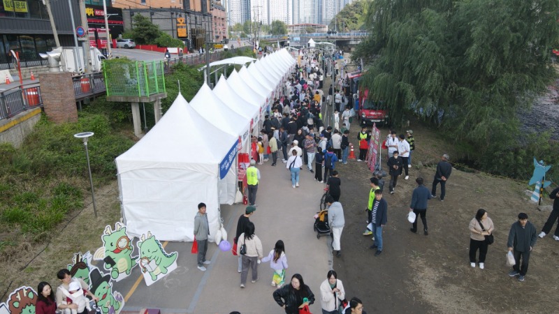 5-1. 25일 신갈오거리 일원에서 열린 2025 신갈오거리 도시재생 거리예술축제 현장.jpg
