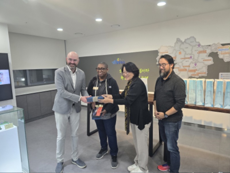 251029 신미숙 의원, 미국 조지아주 경제사절단 만나…경기도 우수 소공인 제품 사례 공유 (1) (1).jpg