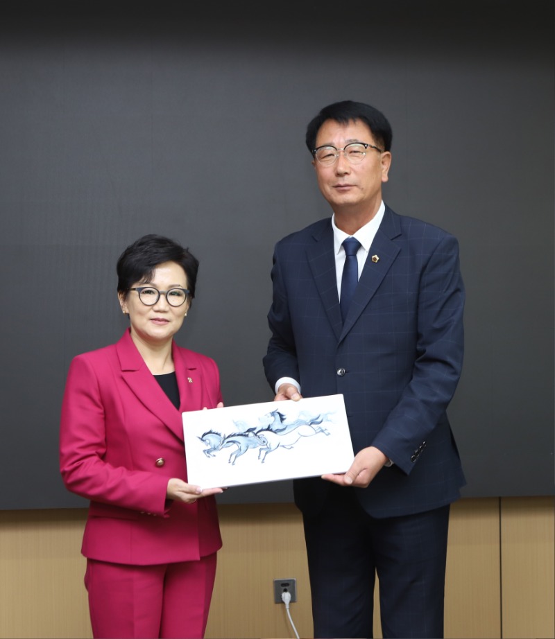 251030 경기도의회 몽골 다르항올도 친선의원연맹 대표단, 다르항올도의회 공식 방문1.jpg