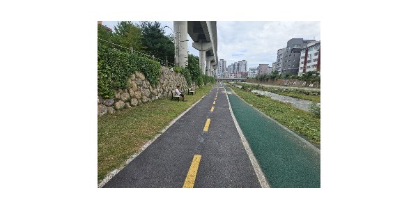 4. 용인특례시 처인구가 하천 산책로 제초작업을 마무리했다..jpg